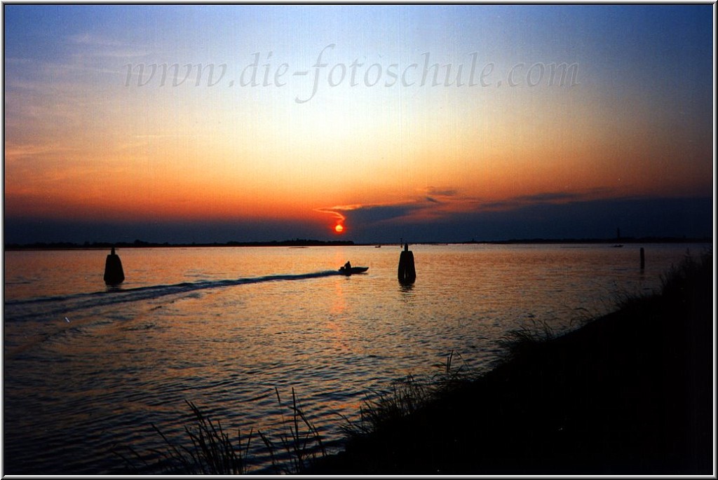 Boot in Lagune Sonnenuntergang.jpg - Italien, Punta Sabbione, Hafenausfahrt am Ende der Lagune von Venedig 1988